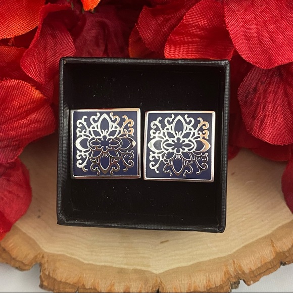 Elegant Silver and Navy Square Cufflinks - Picture 15 of 16